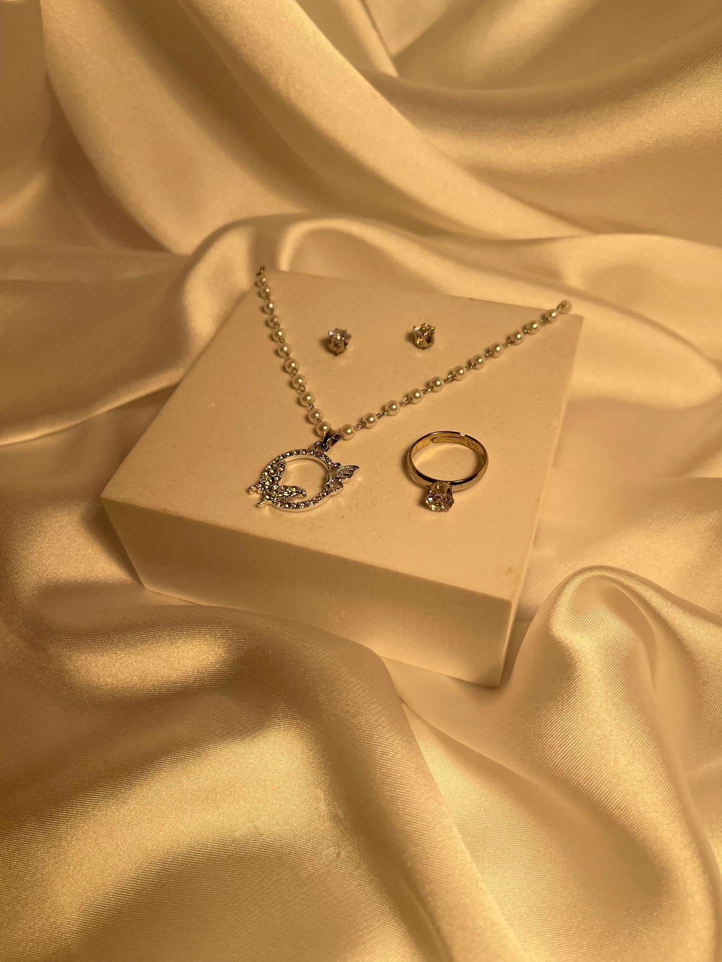 004-Elegant Pendant Set