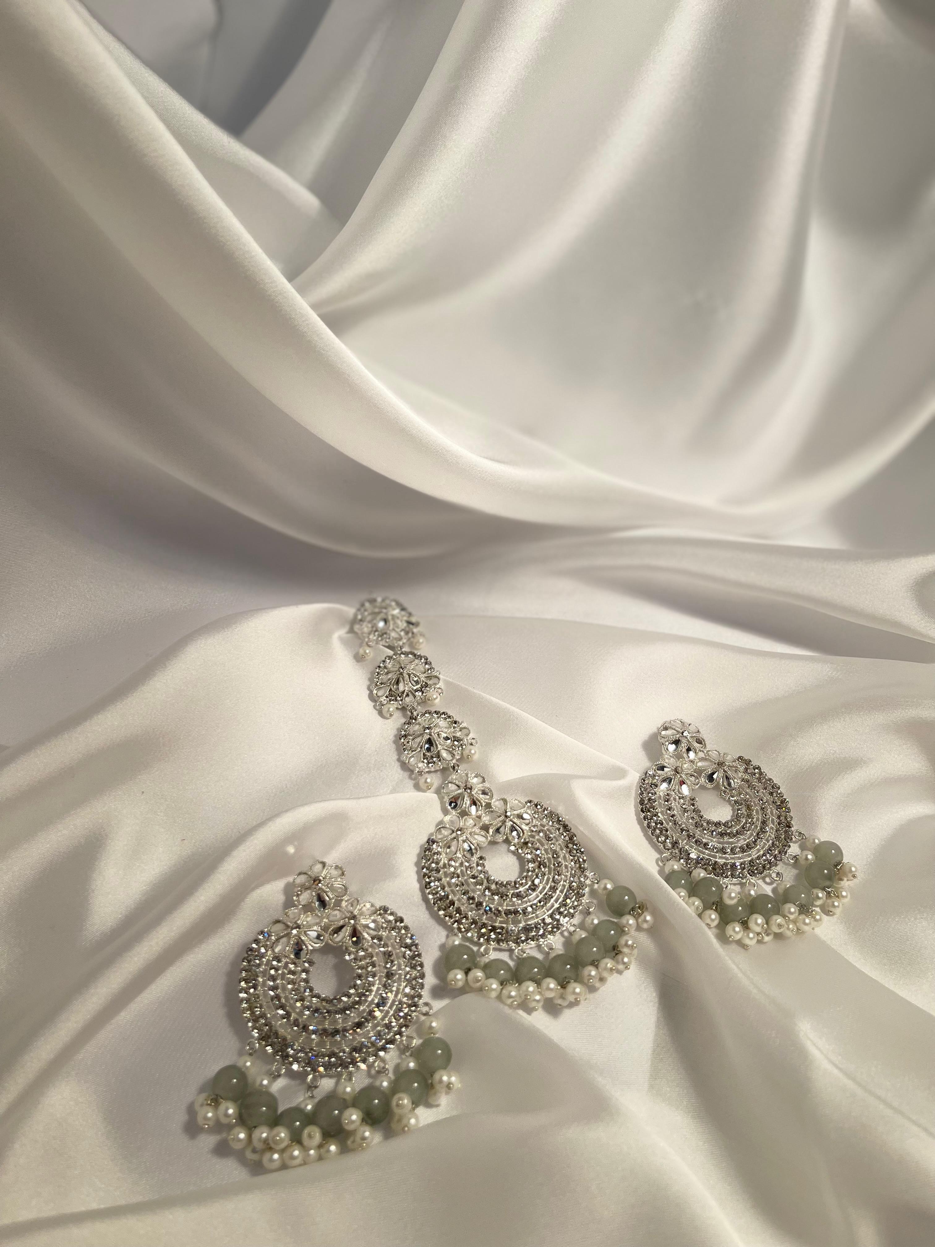 Kundan moti phool earring and bindi set - Grey