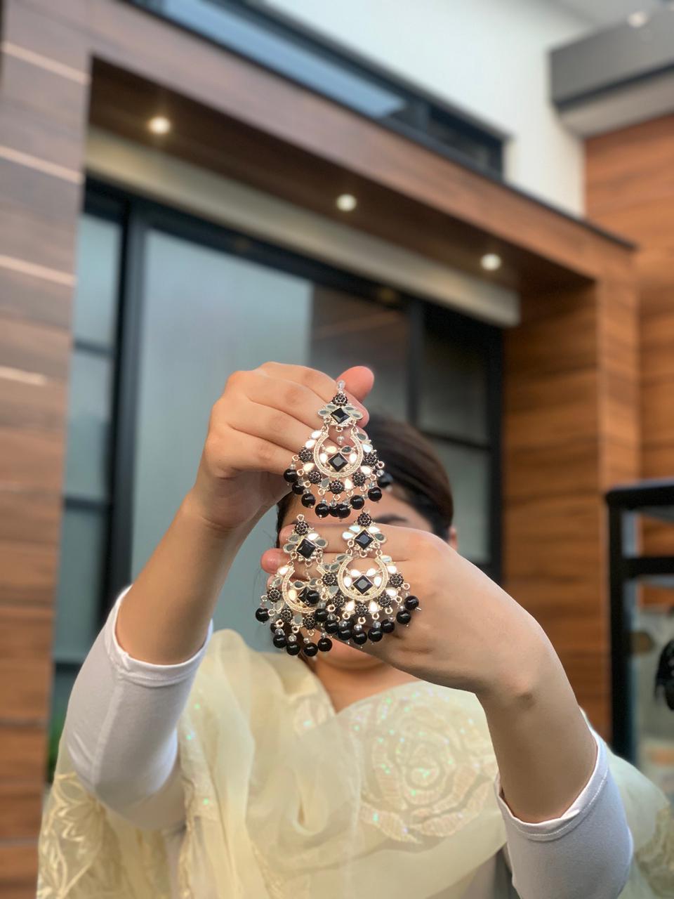 Aimen Bindiya Set - Black and Silver