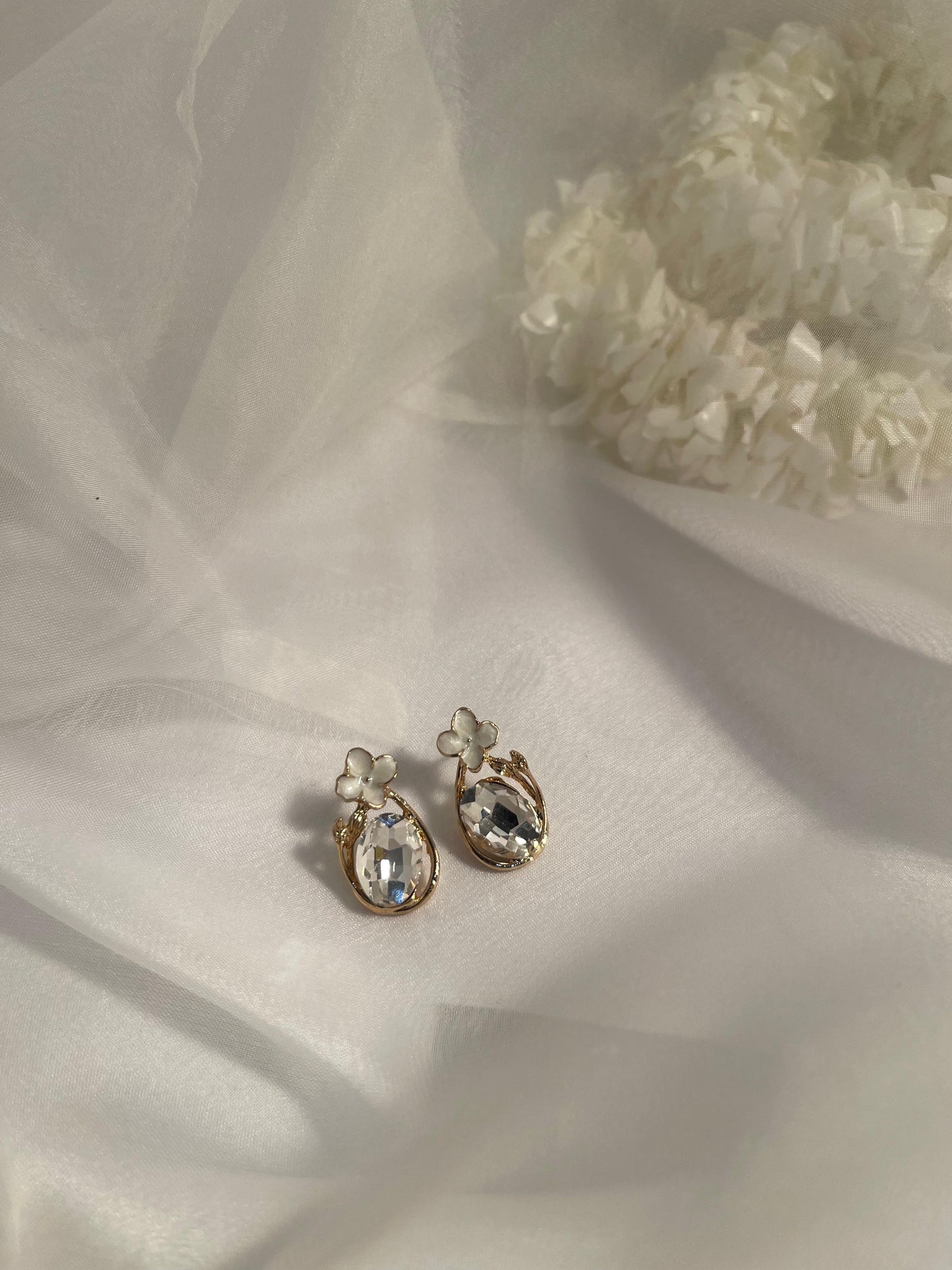Oval Flower earrings (white)
