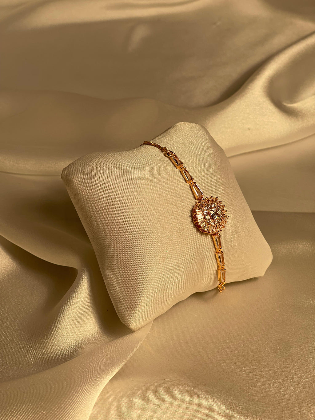 Phool bracelet Gold- clear gem(square)