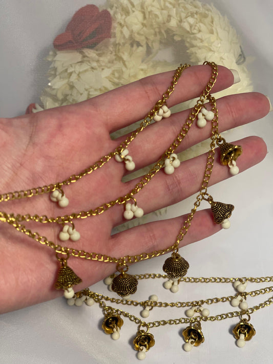 Jhumkay Waalay Saharay- gold and white