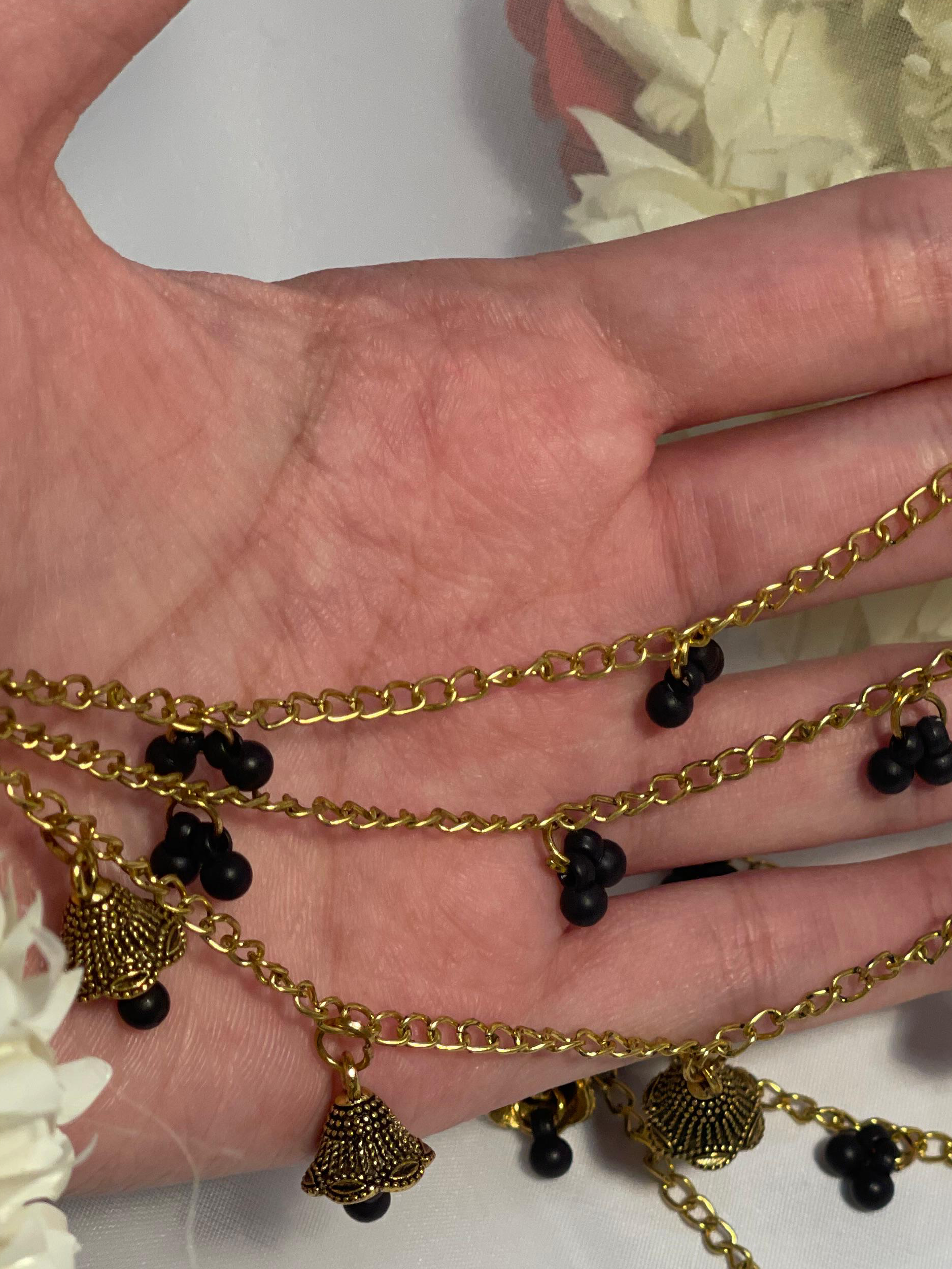 Jhumkay Waalay Saharay- gold and black