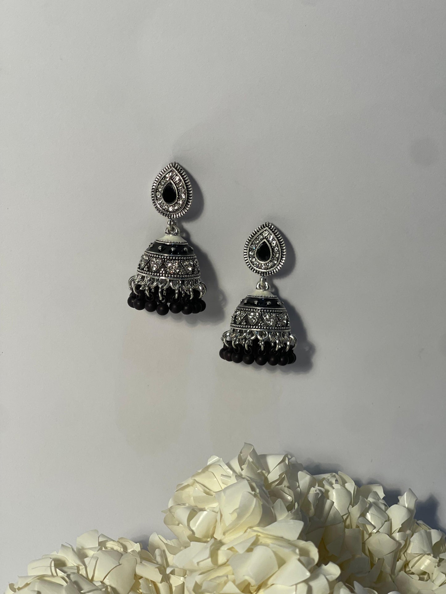 Leaf jhumki silver - white black