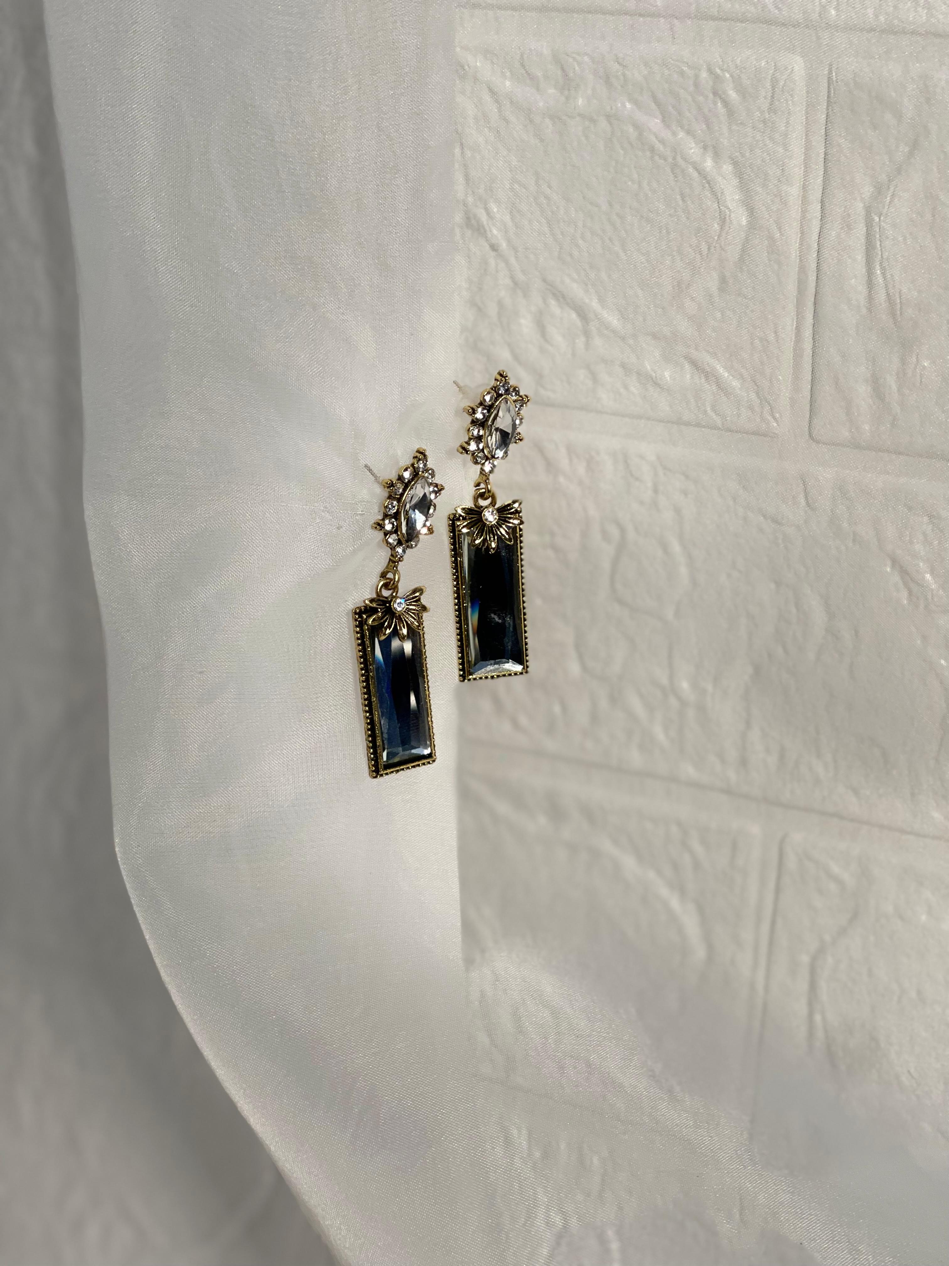 Rectangle half floral earrings gold- (Baharbano)