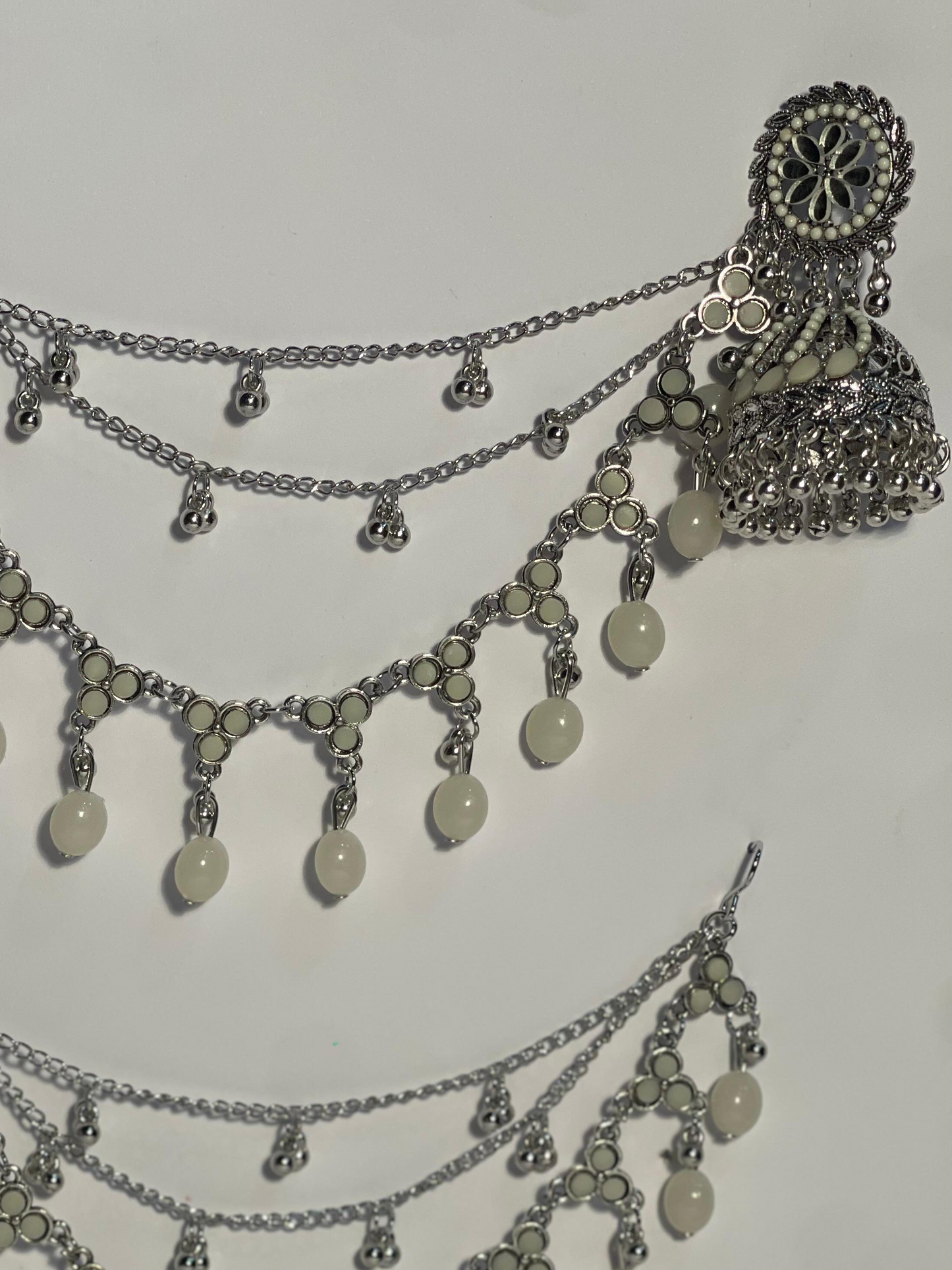 Gol phool teen lari saharay with grey beads (Mahbano)