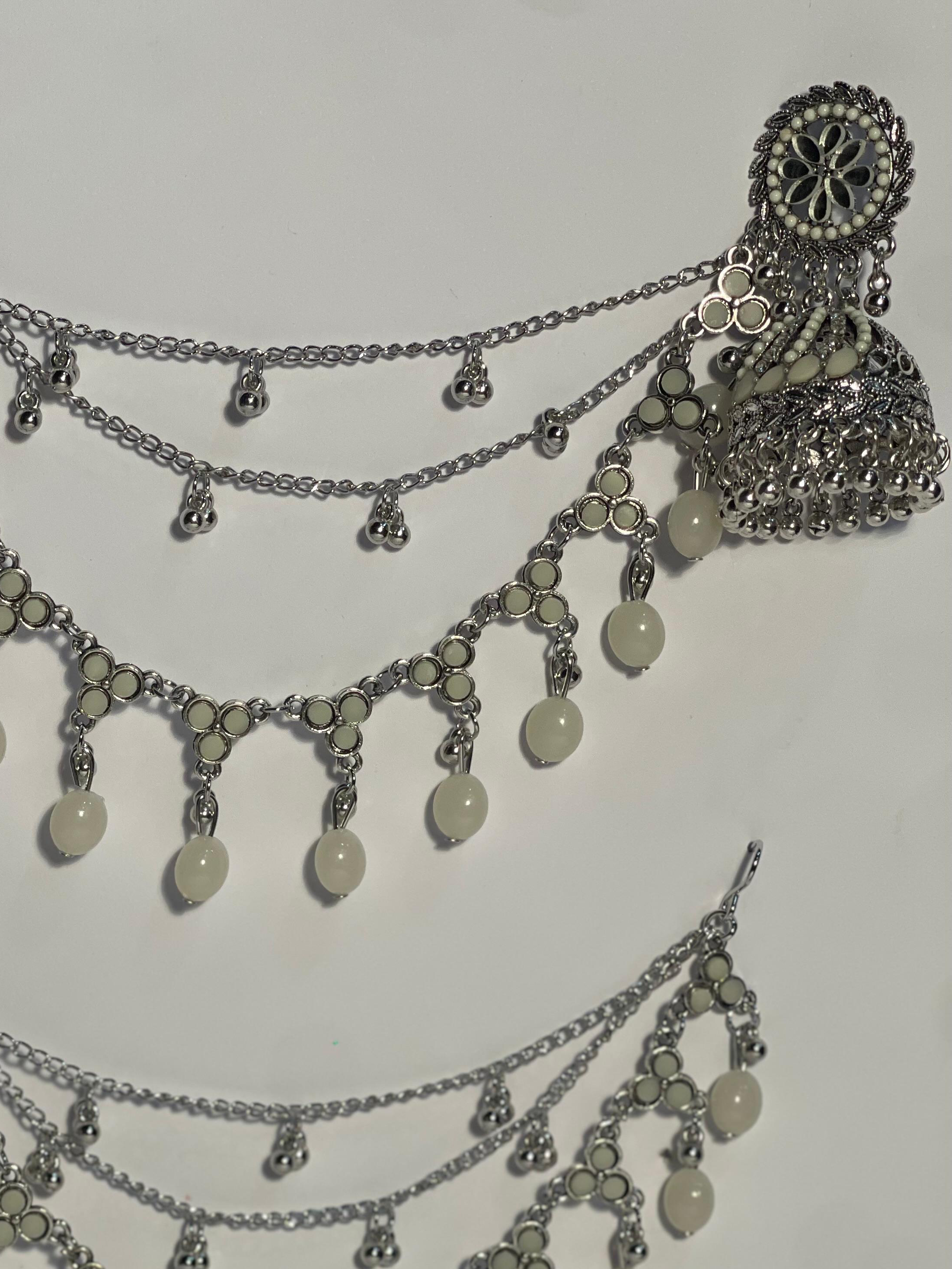 Gol phool teen lari saharay with grey beads (Mahbano)