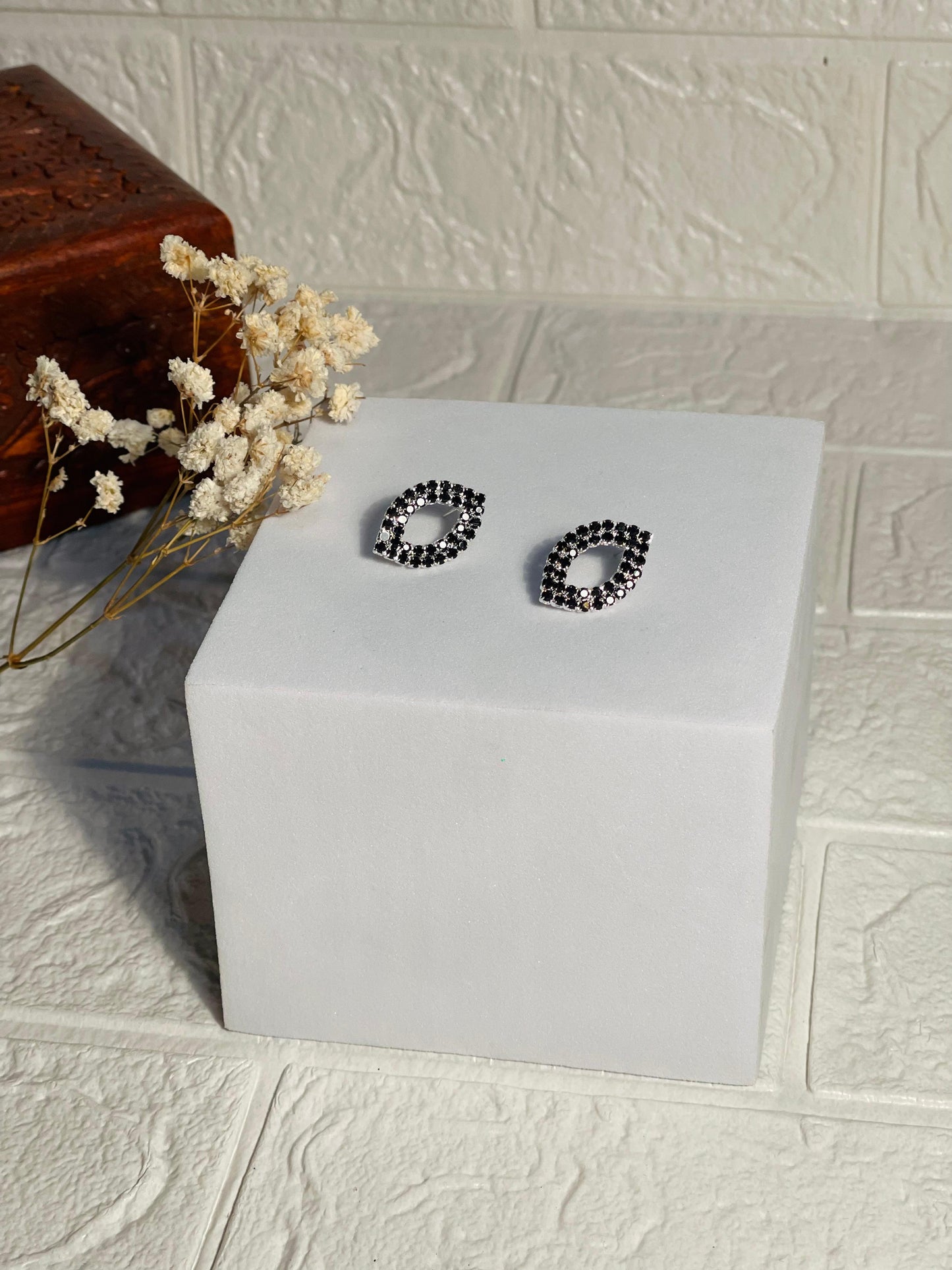 Black earrings (Mahnoorbano)