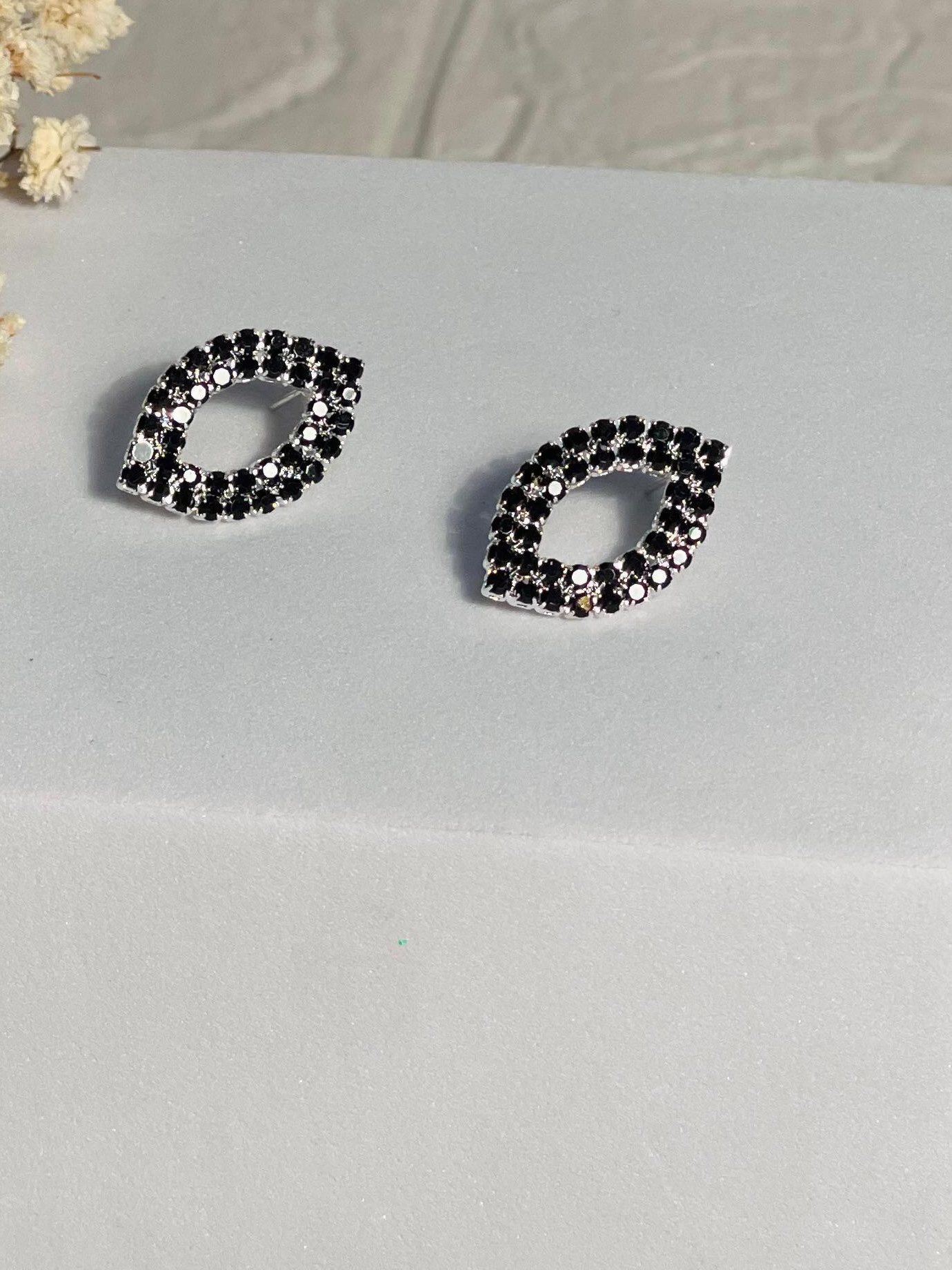 Black earrings (Mahnoorbano)