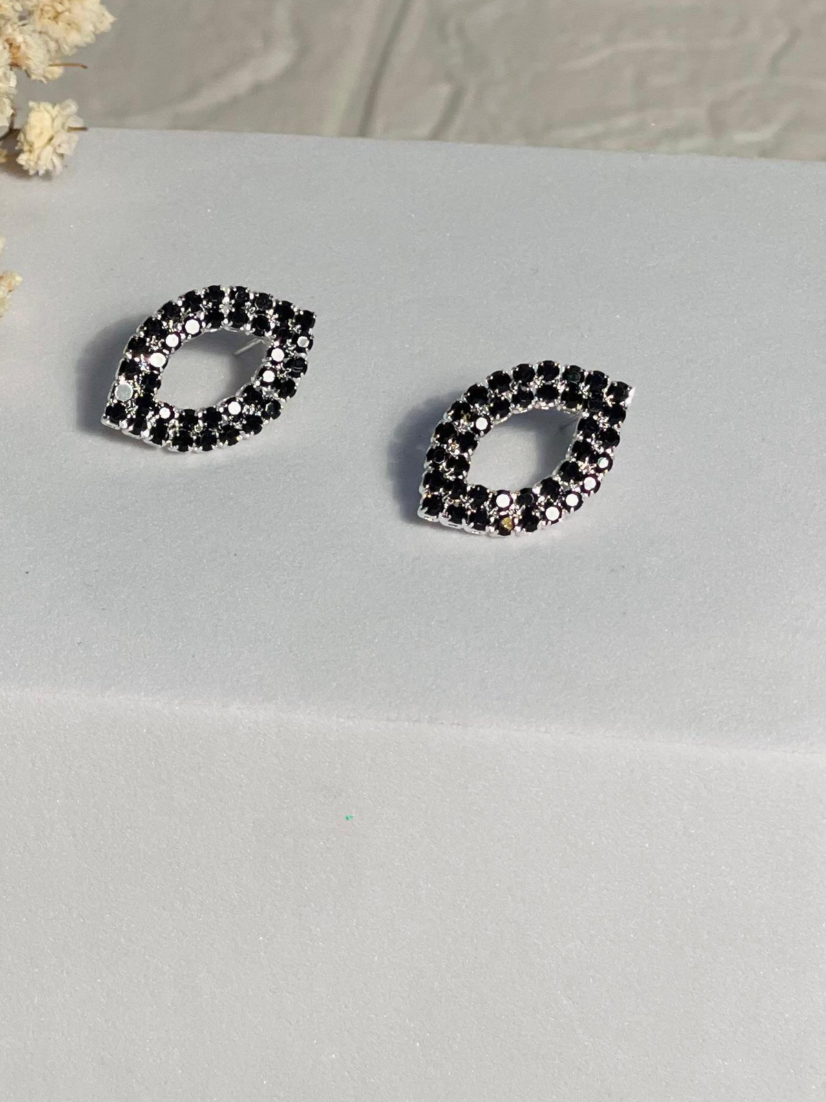 Black earrings (Mahnoorbano)