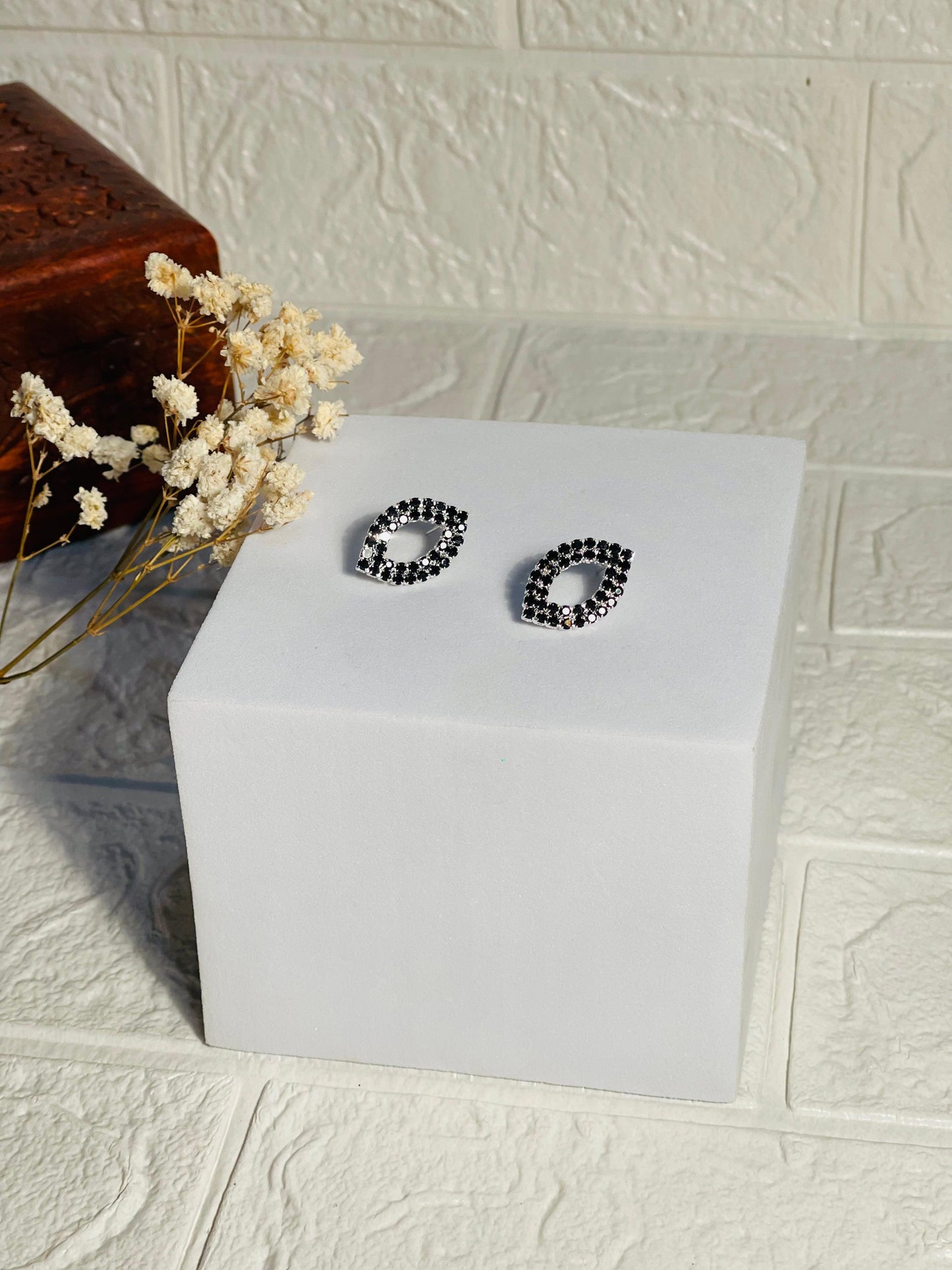 Black earrings (Mahnoorbano)