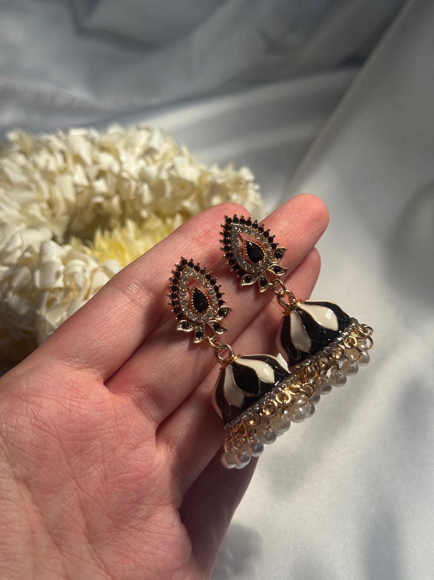 Booti Rang-e-desi black n white