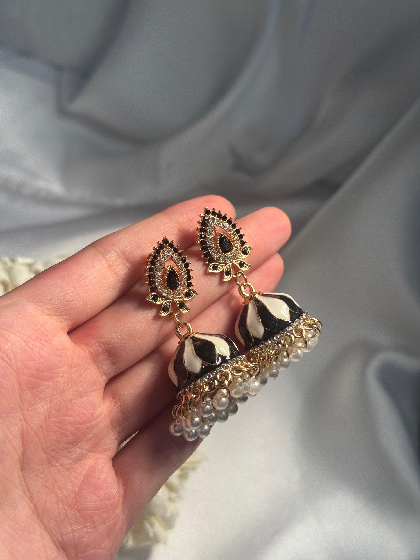 Booti Rang-e-desi black n white