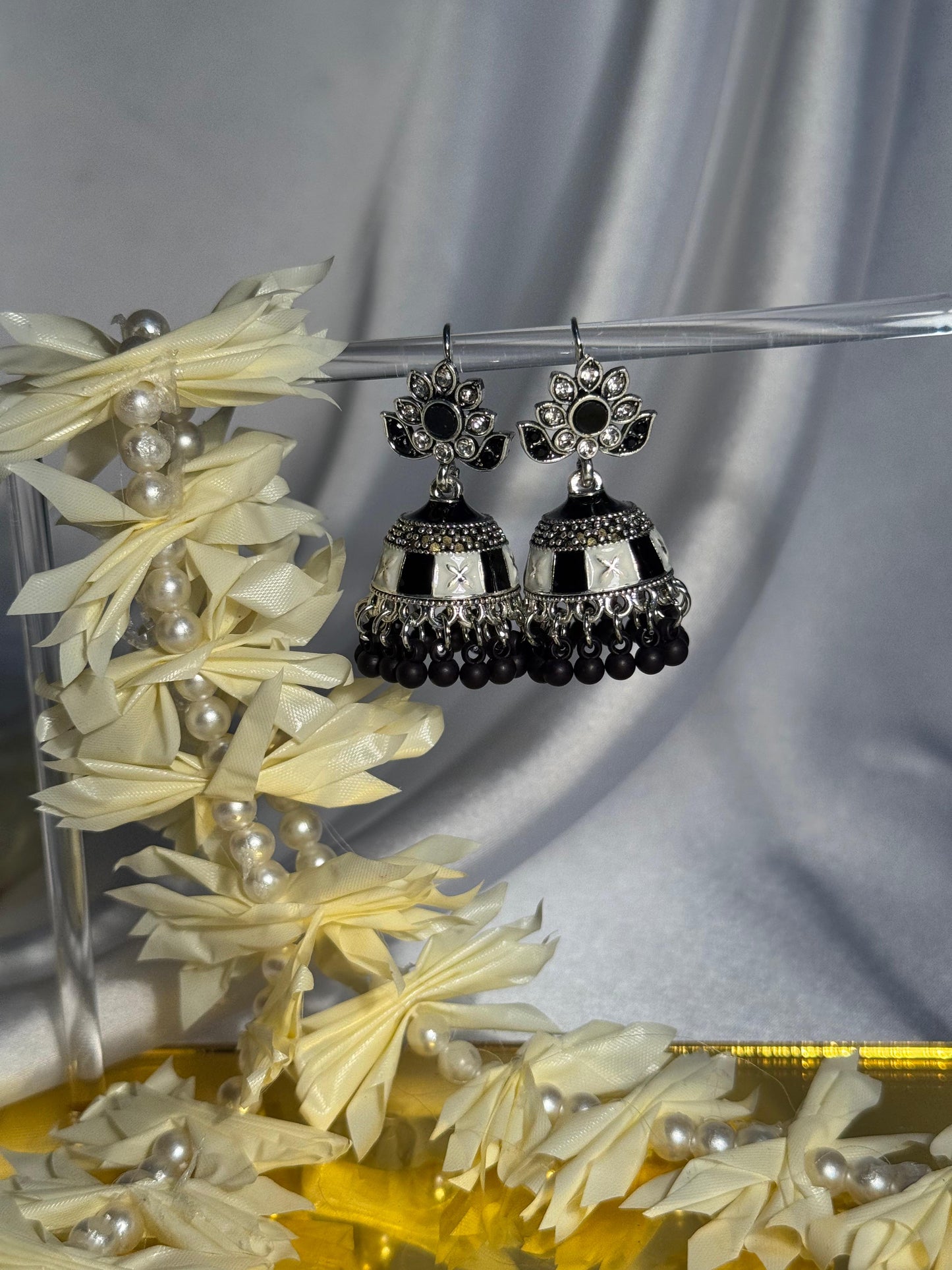 Phool booti Rang-e-desi white and black