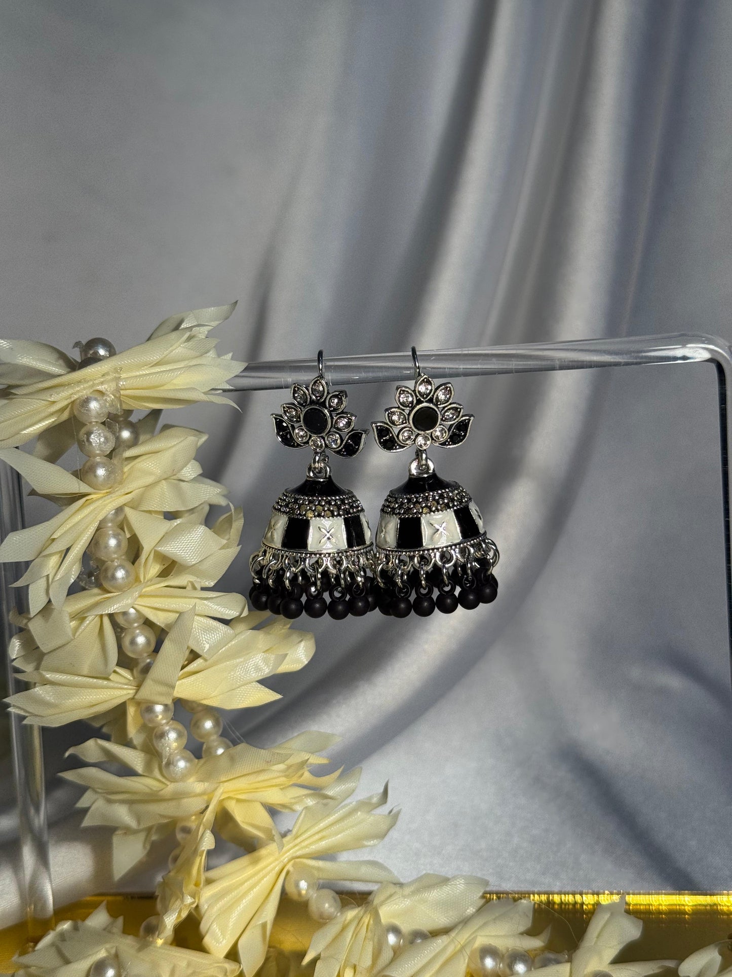 Phool booti Rang-e-desi white and black