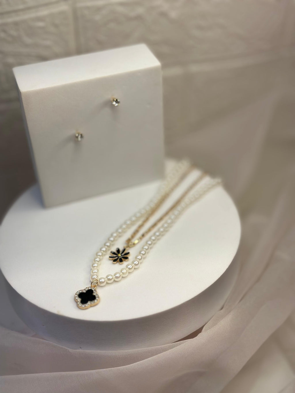 Four Petals (Black)
