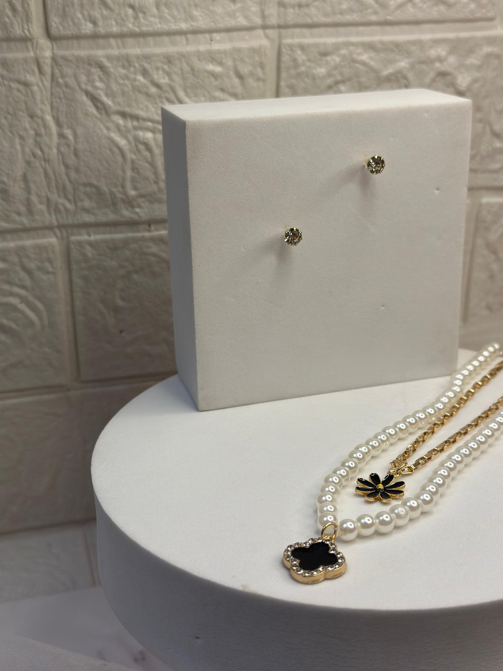 Four Petals (Black)