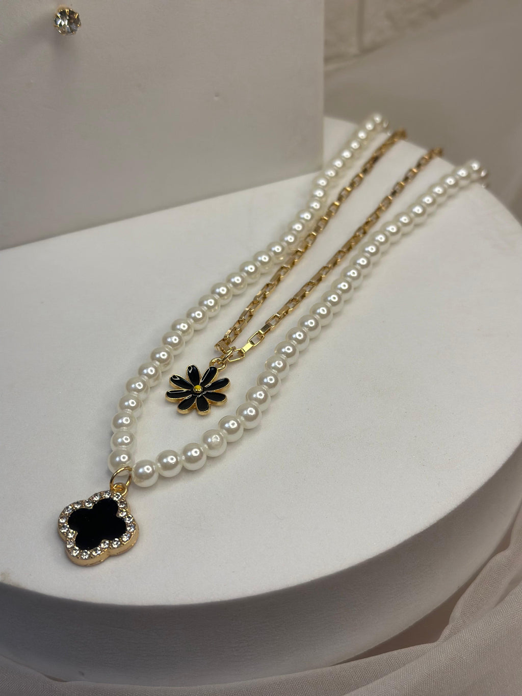 Four Petals (Black)