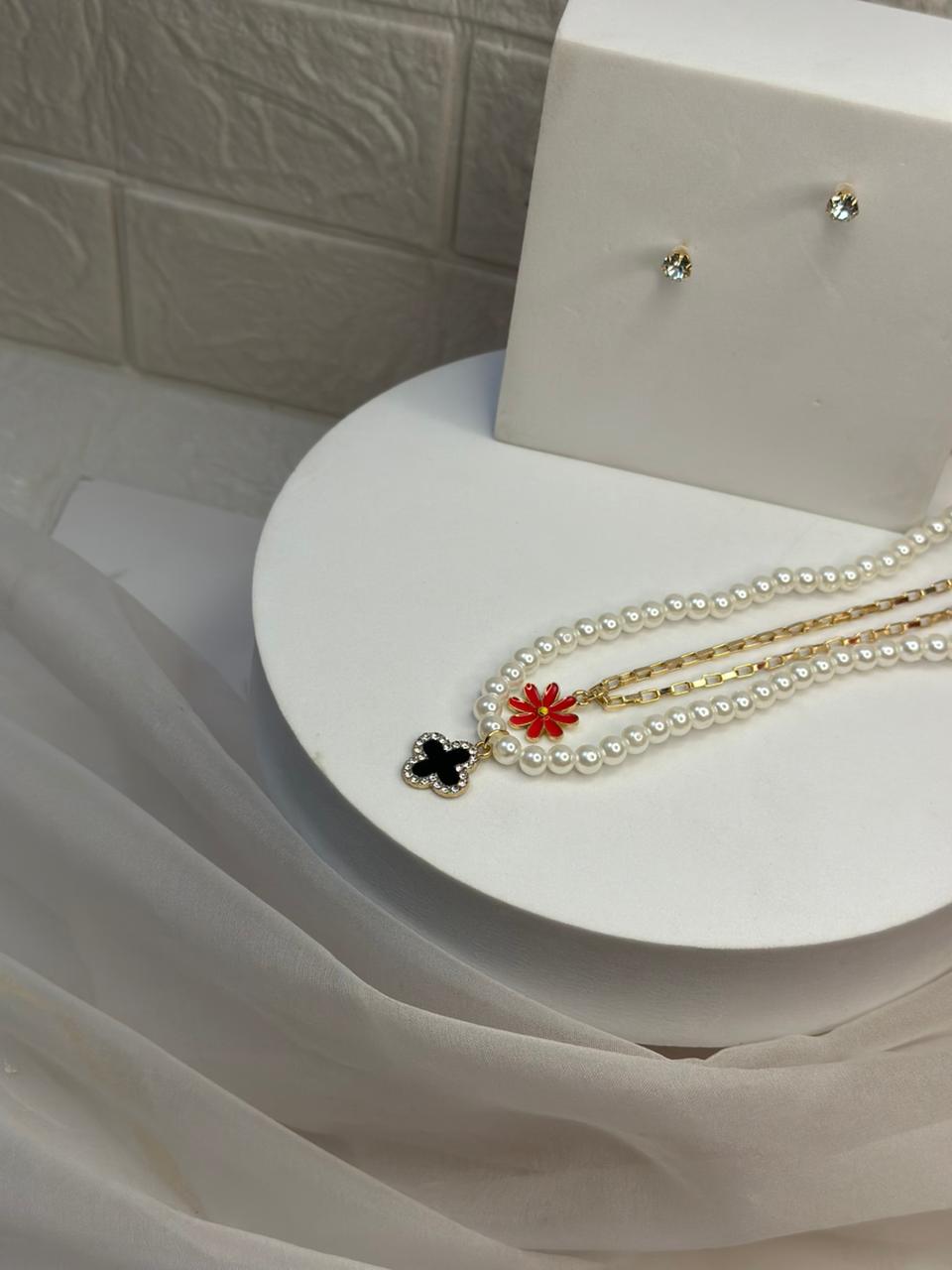 Four Petals (Black and Red)