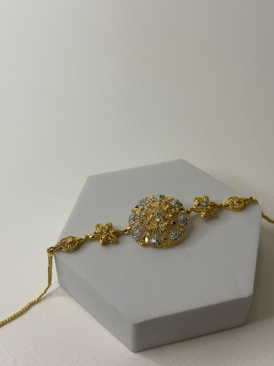 Gold elegant bracelet