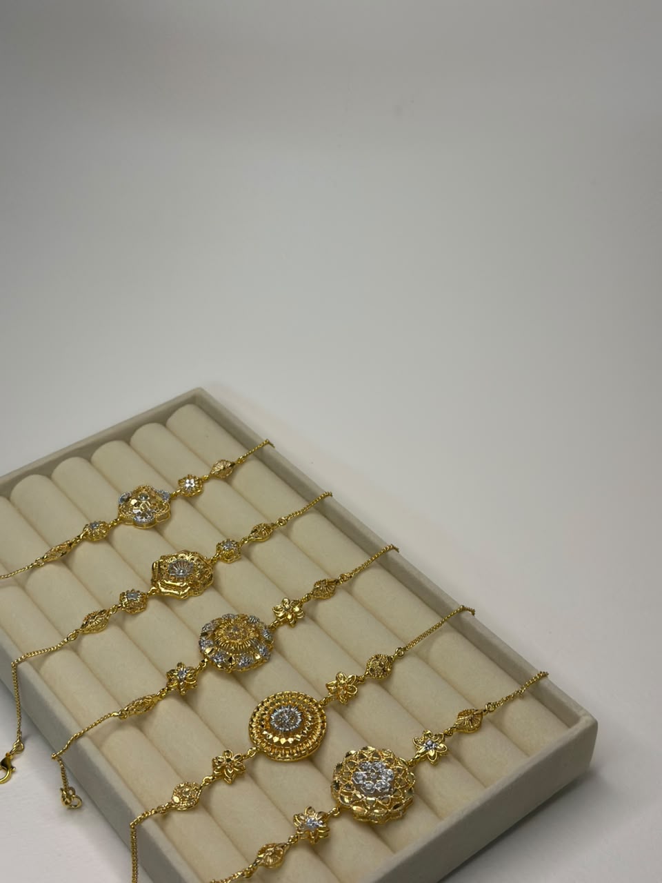 Gold round flower bracelet