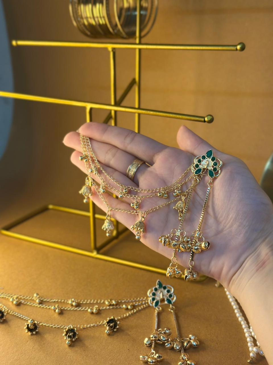 Patang (green and gold) and saharay bundle