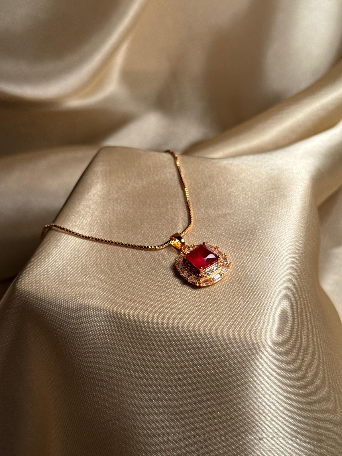 Royal Oval Necklace (Red)