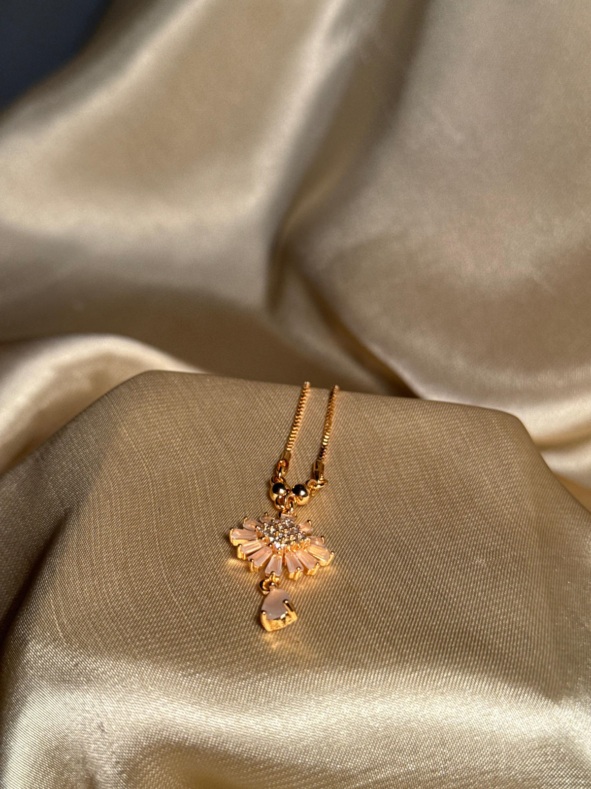 Bloom Necklace Gold pink