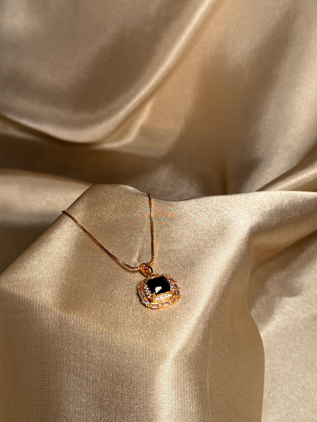 Royal Oval Necklace (Black)