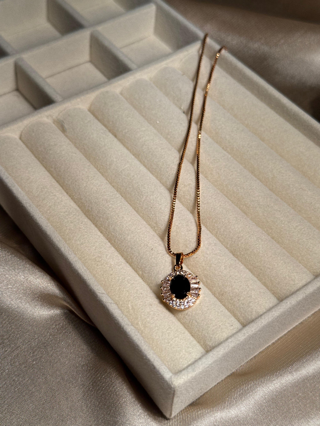 Oval Gem Necklace (Black)