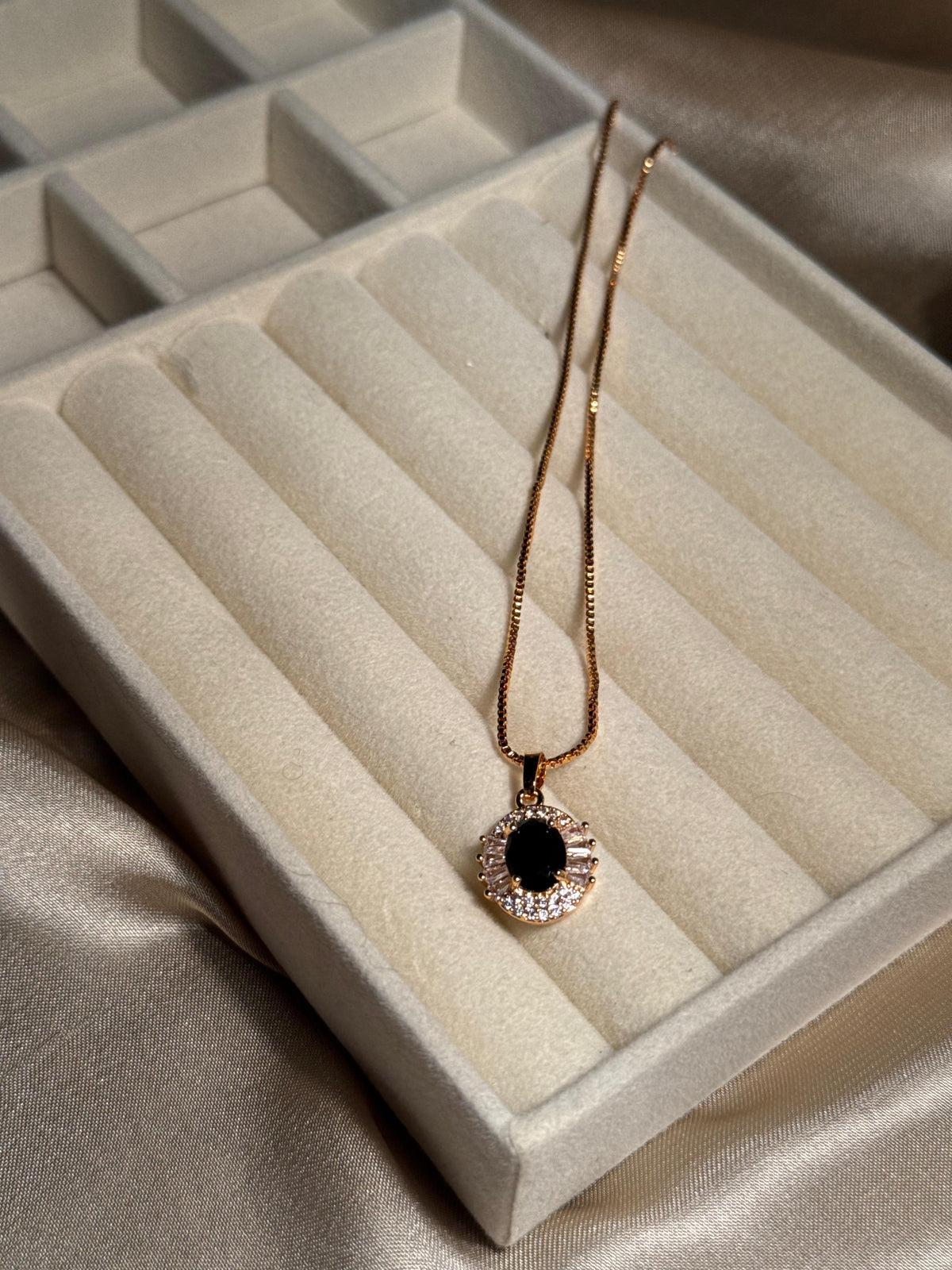 Oval Gem Necklace (Black)
