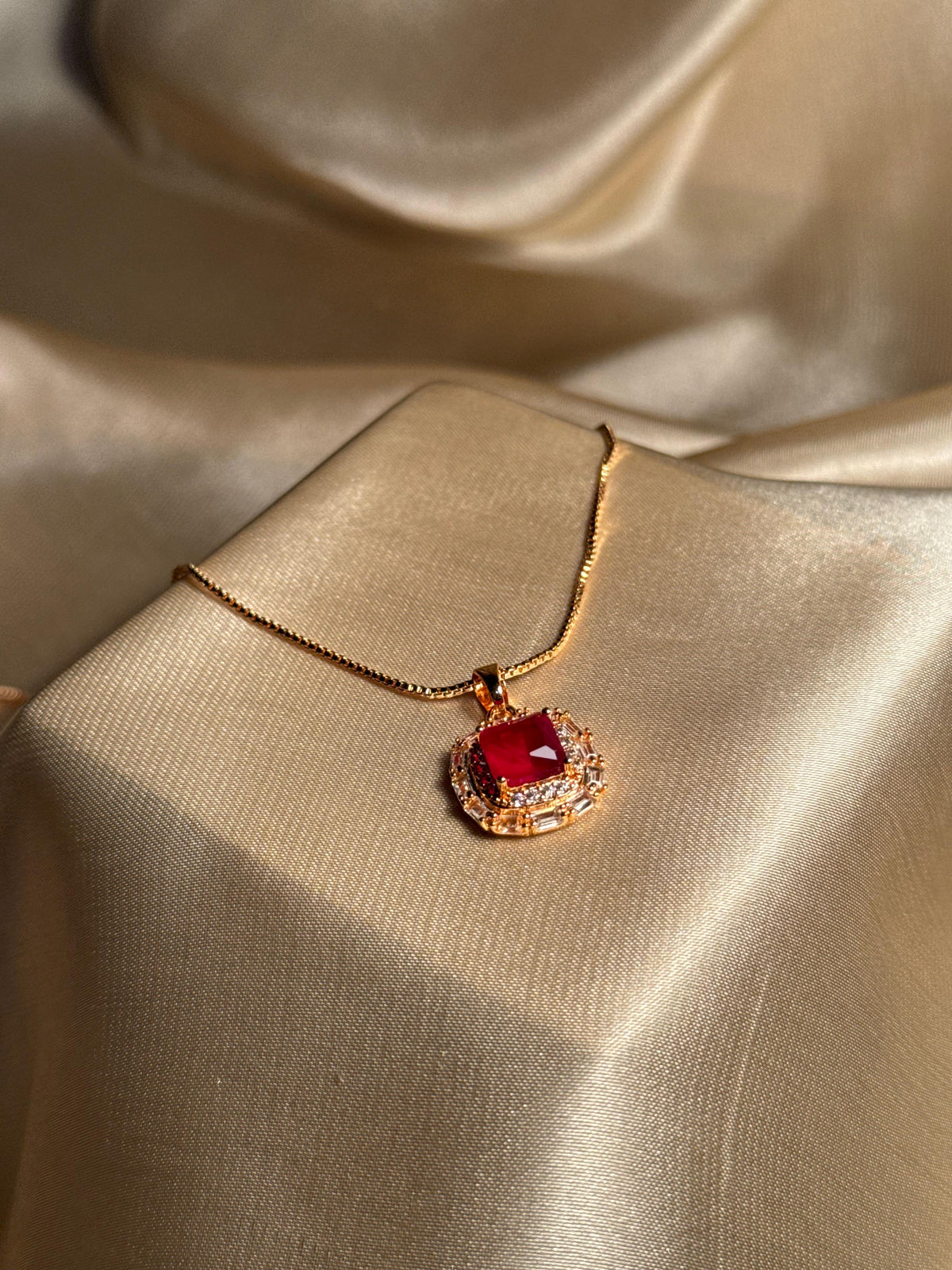 Royal Oval Necklace (Red)